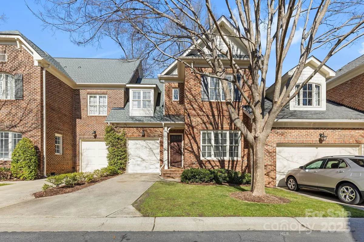 243 Crownsgate CT, Charlotte, NC 28207