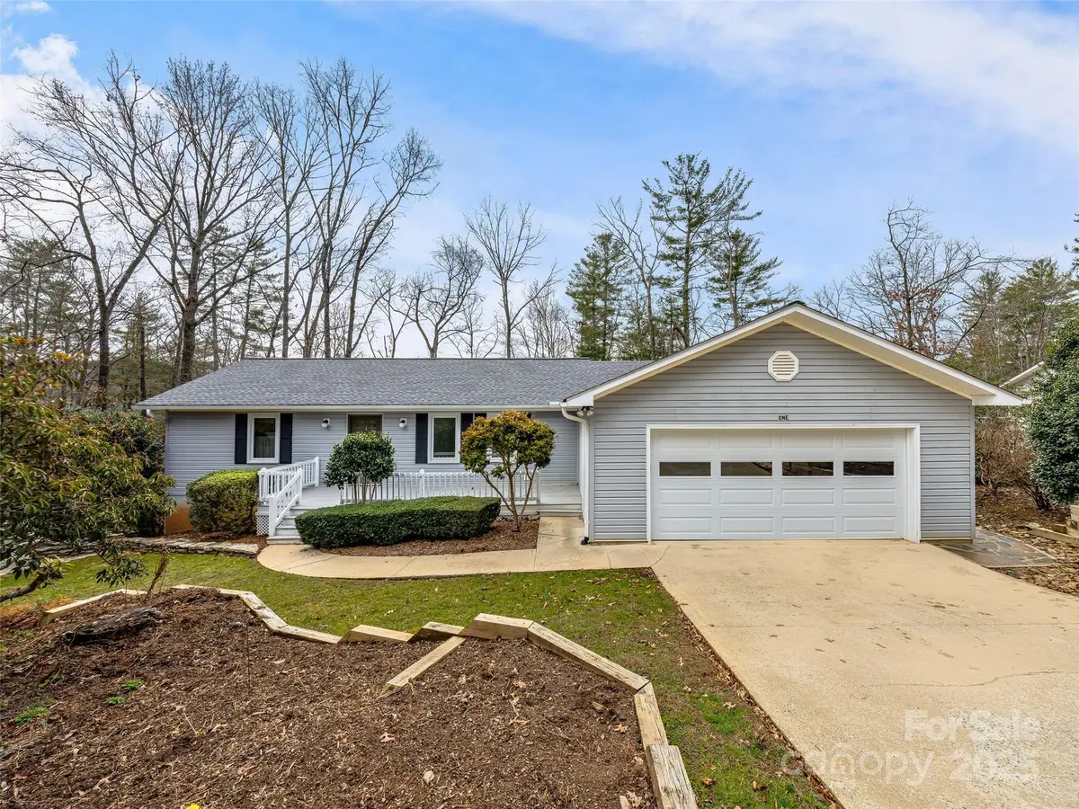 1 Maple Leaf DR, Hendersonville, NC 28739