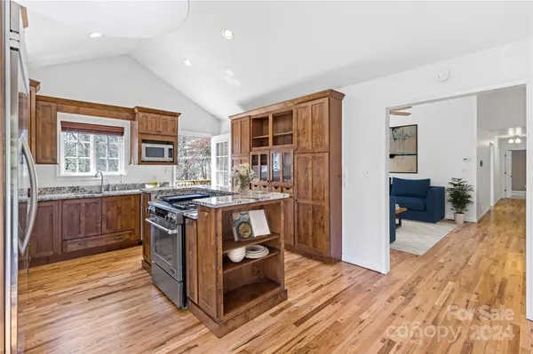 27 Fairway View DR, Weaverville, NC 28787