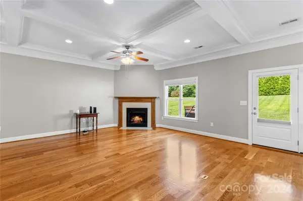 2427 Falcon LN, Statesville, NC 28625