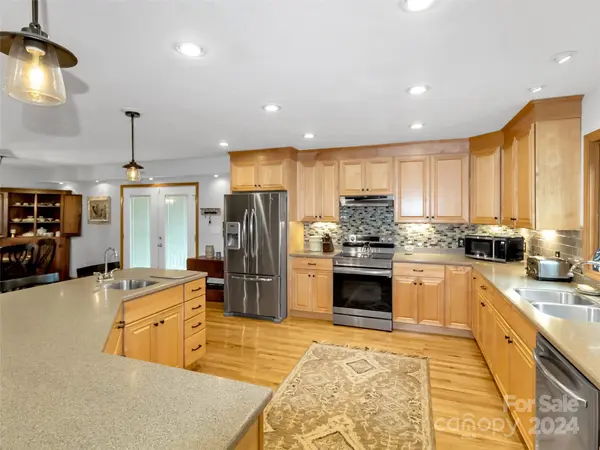 105 Timberwood LN, Clyde, NC 28721