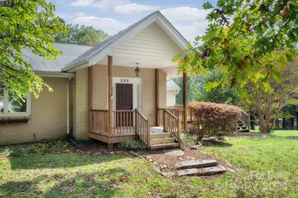 202 Ciccone DR, Hendersonville, NC 28791