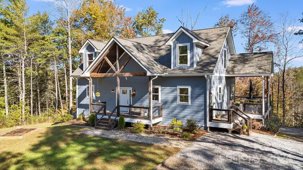 566 Never Blue RD, Flat Rock, NC 28731