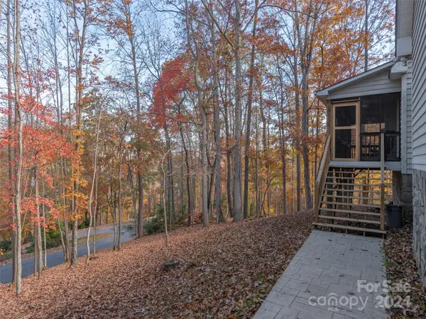 717 Redfield DR, Clyde, NC 28721