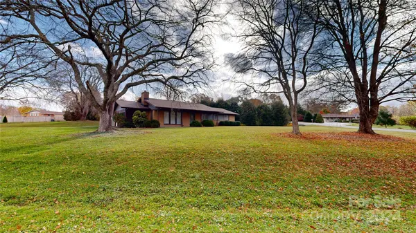 12 Moland DR, Etowah, NC 28729