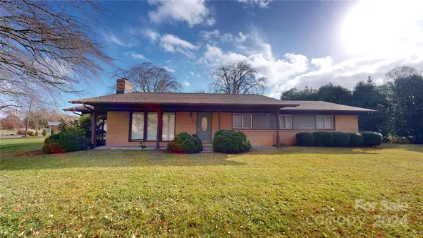 12 Moland DR, Etowah, NC 28729