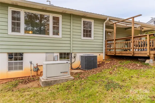 27 Dogwood DR, Weaverville, NC 28787