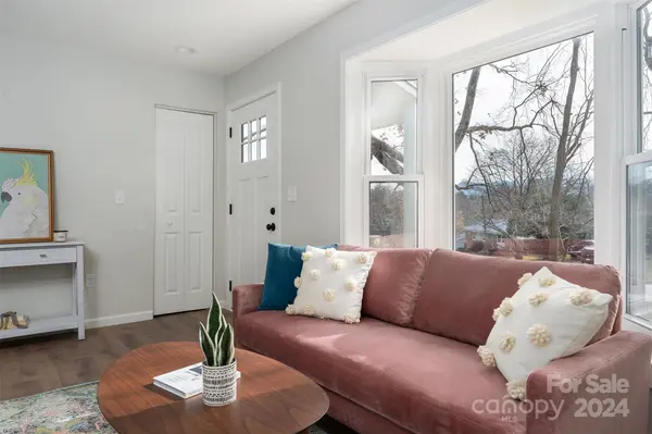 34 Fox Run DR, Fairview, NC 28730