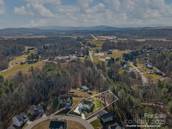 203 Hayes Ridge LN, Mills River, NC 28759