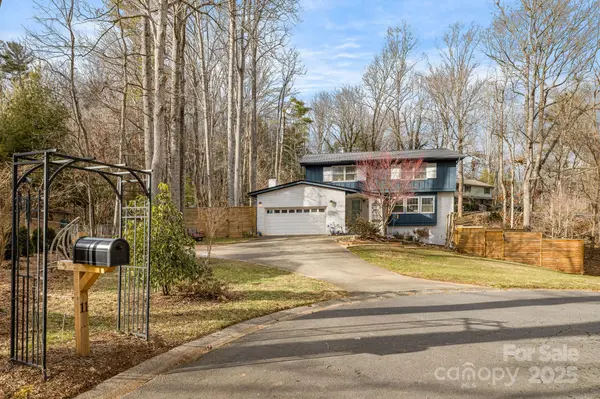 11 Crestbrook DR, Arden, NC 28704