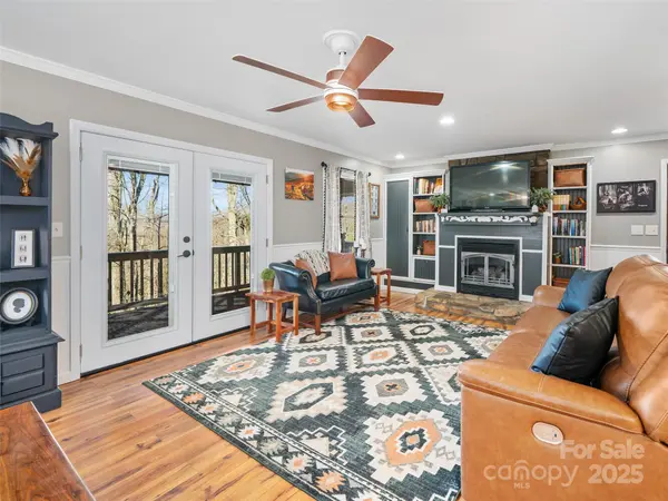 426 Meadowood LN, Burnsville, NC 28714