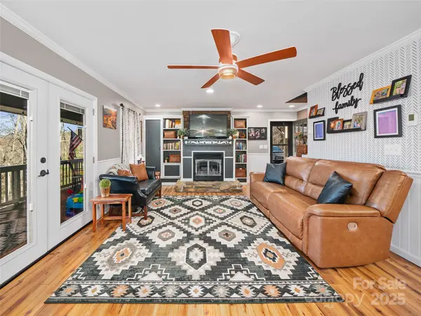 426 Meadowood LN, Burnsville, NC 28714