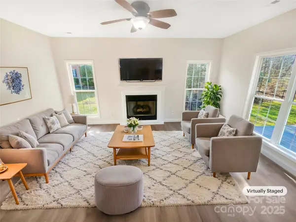 15132 Castlebridge LN, Matthews, NC 28104