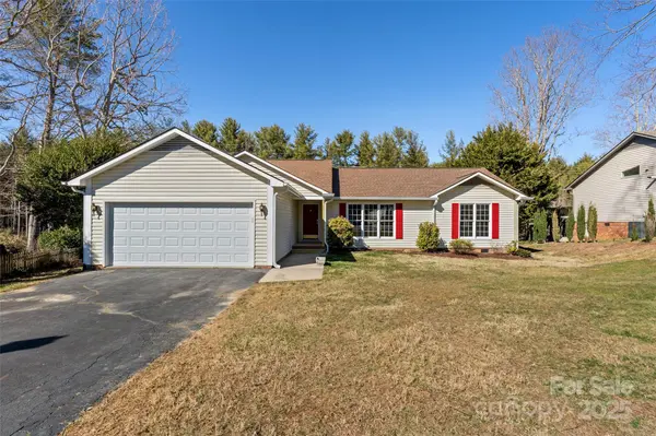 19 Strathmore DR, Arden, NC 28704