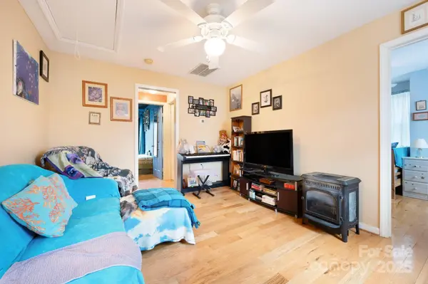 922 1st AVE W, Hendersonville, NC 28739
