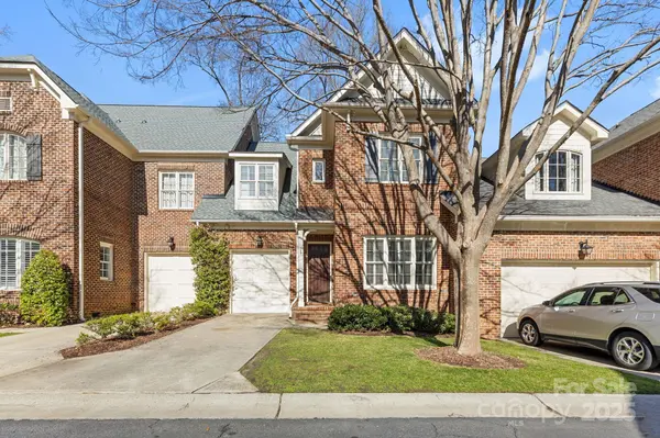 243 Crownsgate CT, Charlotte, NC 28207