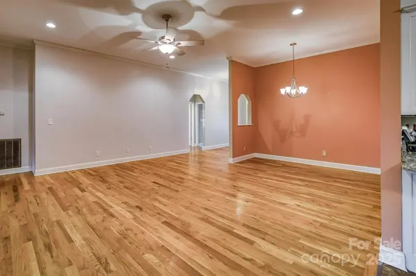924 41st Avenue DR NE, Hickory, NC 28601