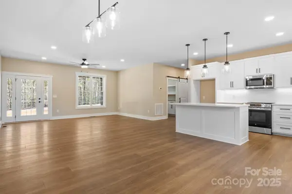 6028 Chaucer LN, Granite Falls, NC 28630
