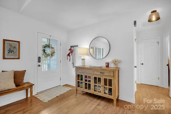 10 Apple Blossom LN, Hendersonville, NC 28792