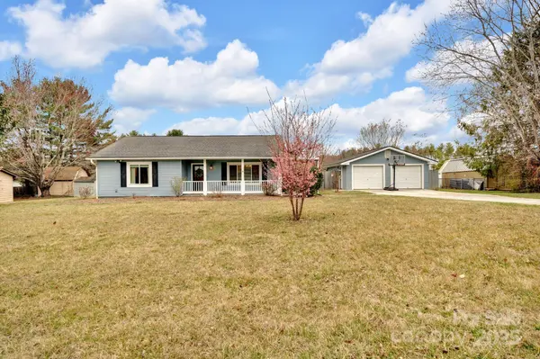 10 Apple Blossom LN, Hendersonville, NC 28792