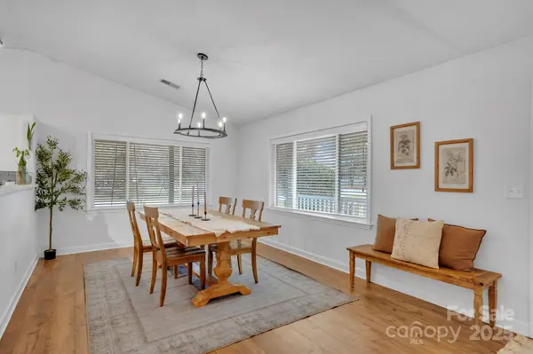 10 Apple Blossom LN, Hendersonville, NC 28792
