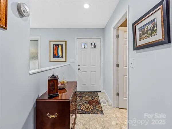 1 Maple Leaf DR, Hendersonville, NC 28739