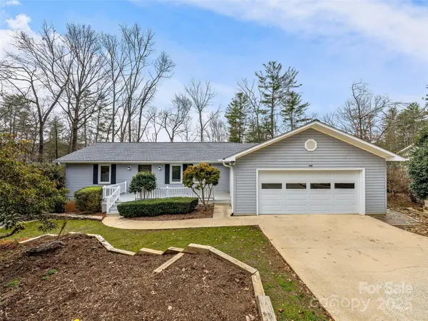 1 Maple Leaf DR, Hendersonville, NC 28739