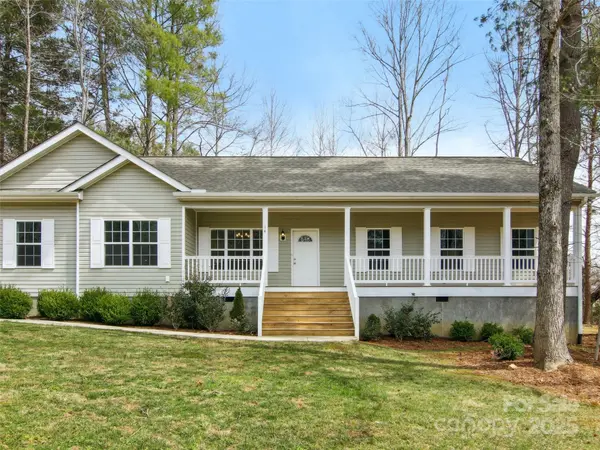 14 Fox Run DR, Fairview, NC 28730