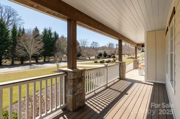 74 Shipman Pkwy #2, Flat Rock, NC 28731