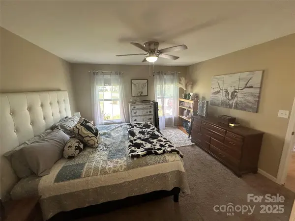 52 Restful LN, Hickory, NC 28601