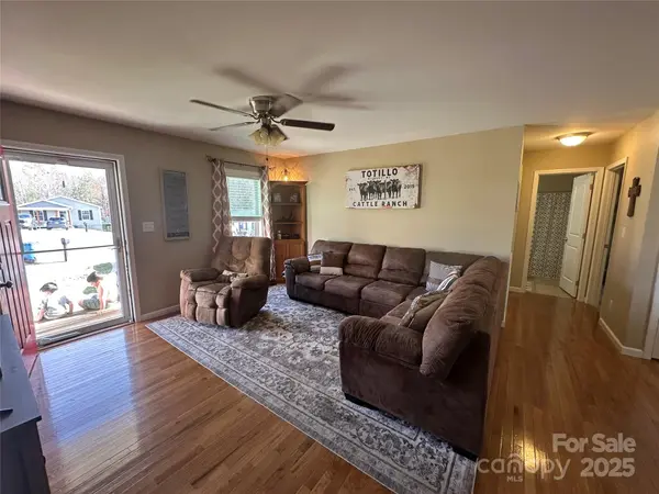 52 Restful LN, Hickory, NC 28601