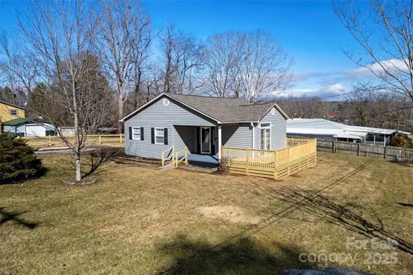 226 E Dogwood LN, Hendersonville, NC 28792