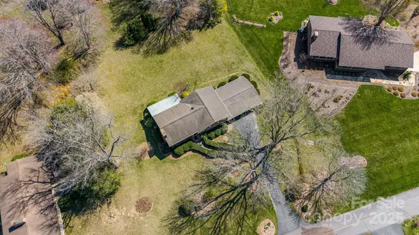 105 White Oak CIR, Black Mountain, NC 28711