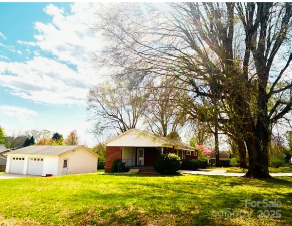 215 E K ST, Newton, NC 28658