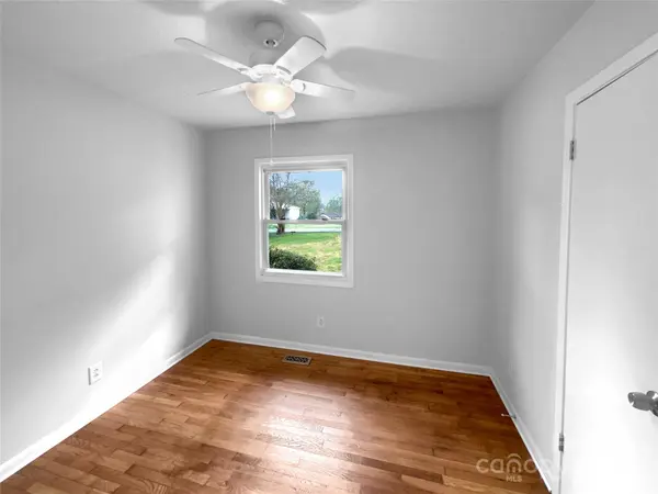 827 Ford DR, Lowell, NC 28098