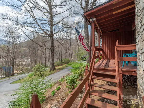 28 Cricket LN, Maggie Valley, NC 28751