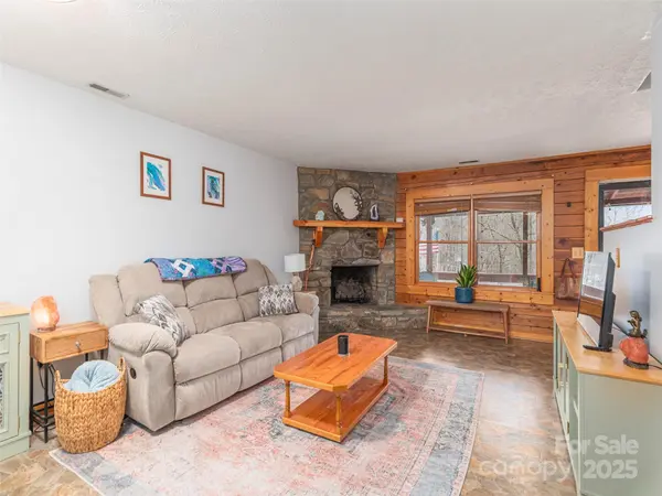 28 Cricket LN, Maggie Valley, NC 28751