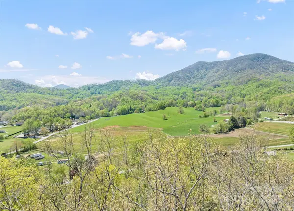 79 Cranberry LN, Waynesville, NC 28785