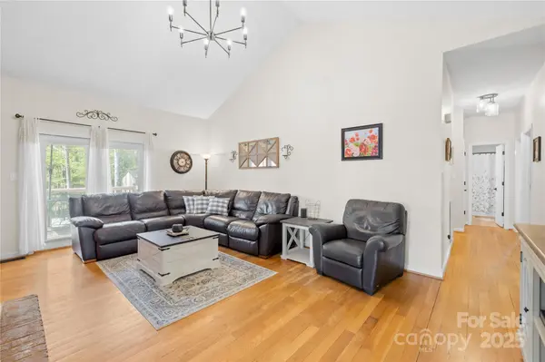 102 Northshore DR, Cherryville, NC 28021