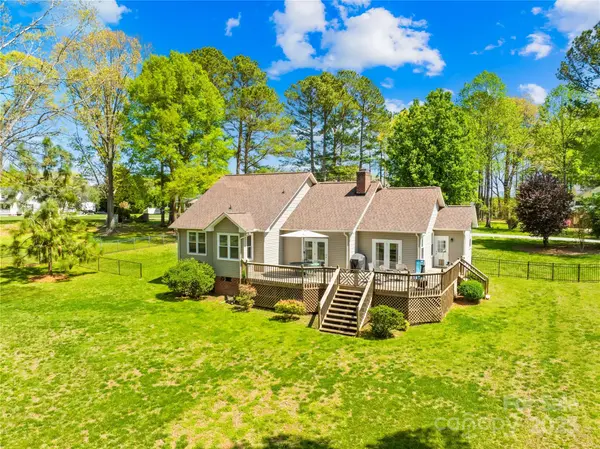 102 Northshore DR, Cherryville, NC 28021