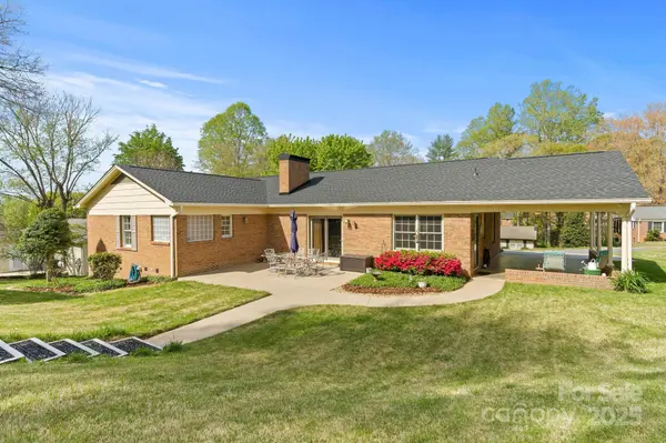 922 Hawthorne DR NE, Lenoir, NC 28645