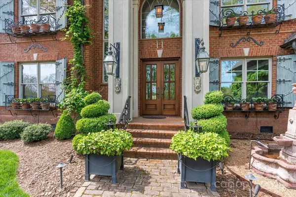 4465 3rd ST NW, Hickory, NC 28601