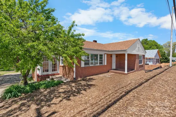 3015 North Center ST NW, Hickory, NC 28601