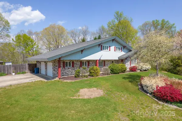 2466 Sweetbriar CIR, Lenoir, NC 28645