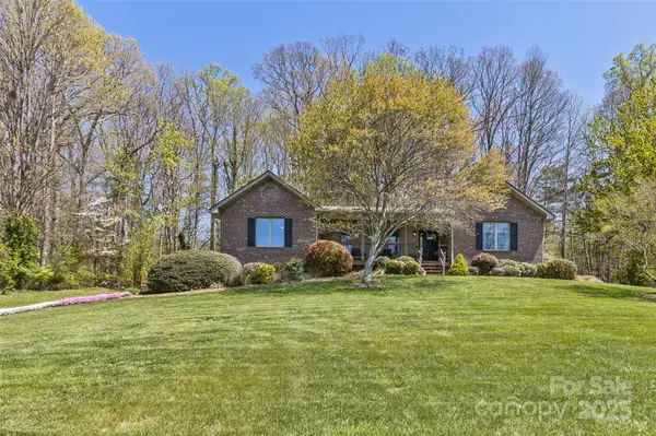 147 Canaan DR, Candler, NC 28715