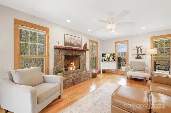 60 Hidden View LN, Almond, NC 28702