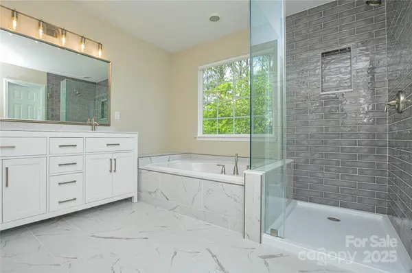 9713 Autumn Applause DR, Charlotte, NC 28277