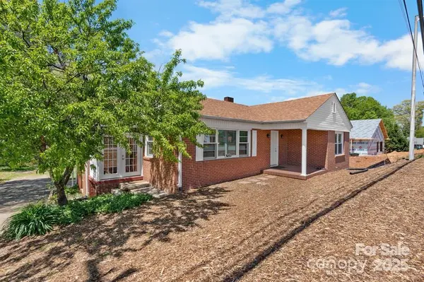 3015 North Center ST NW, Hickory, NC 28601