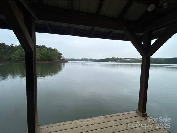 2071 Starboard LN, Connelly Springs, NC 28612