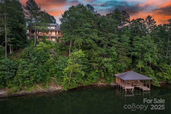 2071 Starboard LN, Connelly Springs, NC 28612